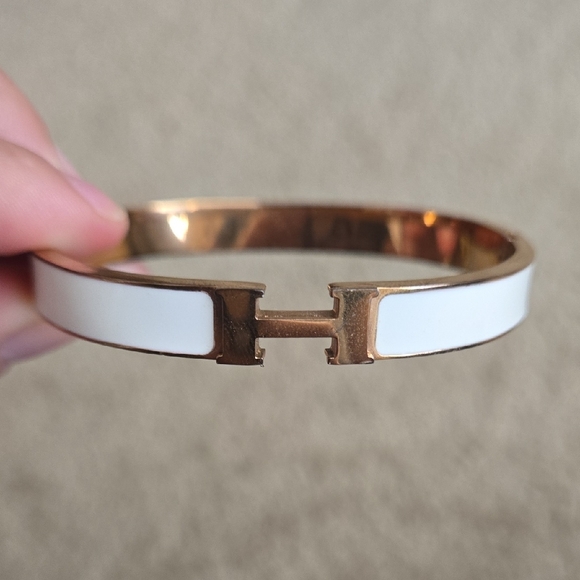 Elegant White and Gold Bracelet - Picture 3 of 5